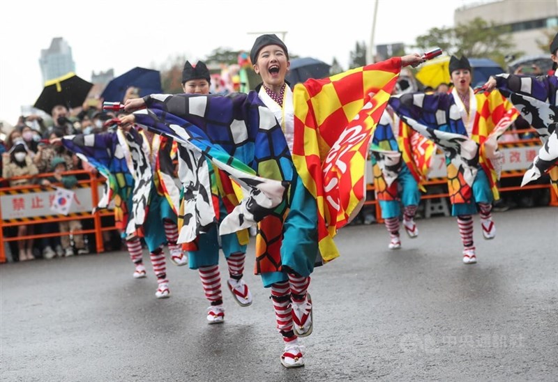開幕日の5日には市政府前でパレードが行われ、日本の団体も参加した。写真は「とらっくよさこい（ちふれ）」のパフォーマンス。観客に熱気を届けた＝中央社記者王騰毅撮影