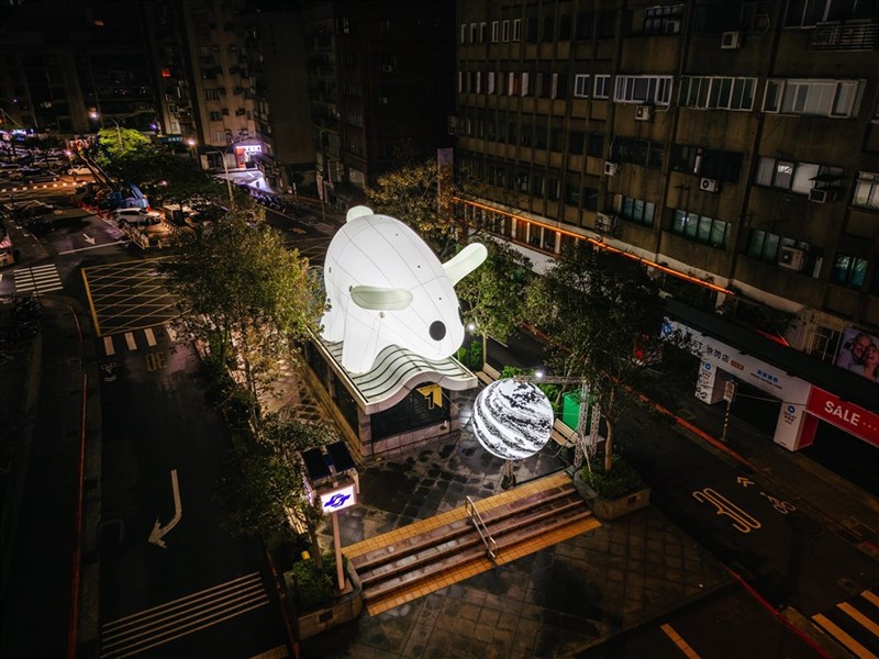 MRT国父記念館駅の上に登場した「光兔現蹤」。ブラジル出身の現代美術家、大岩オスカールさんが手掛けた（台北市政府提供）