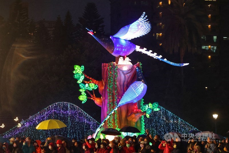 メインエリアに展示された芸術家のホアン・ウェンチュエン（黄文全）さんの「從心出発」。深く台湾に根ざす幹からヤマムスメの家族が飛び立つ姿をイメージし、新たな生命力を象徴している＝台北・国父記念館で2023年2月4日、中央社記者王飛華撮影