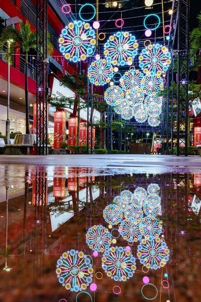 映画館「信義威秀」のそばにお目見えした「光之輪」。AR（拡張現実）技術を取り入れ、スマートフォンでタグをスキャンするとクラゲや可愛らしい動物などが登場し、ファンタジックな世界を楽しめる（台北市政府提供）