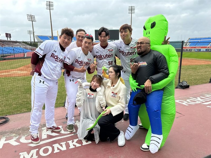 台湾人ユーチューバー千千（前列左2）と日本の大食いアイドル「もえあず」（前列左1、写真＝PressPlay提供）