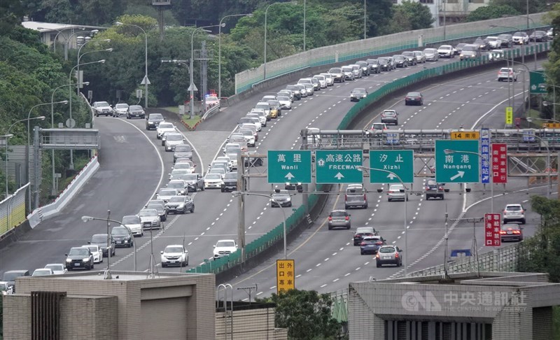 混雑する高速道路。国道3号と5号を接続する交差地点で26日午前に撮影。