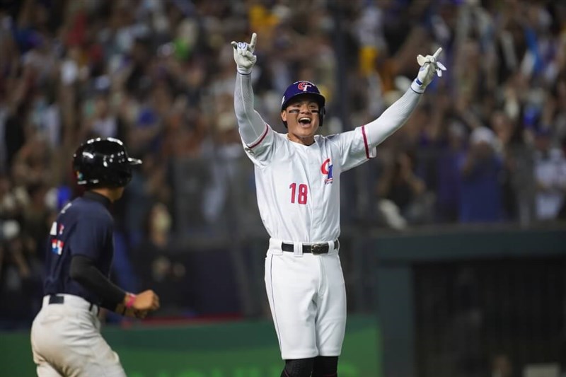 対イタリア戦で三回、笑顔でホームインした張育成＝台中インターコンチネンタル野球場で2023年3月10日、中央社記者徐肇昌撮影