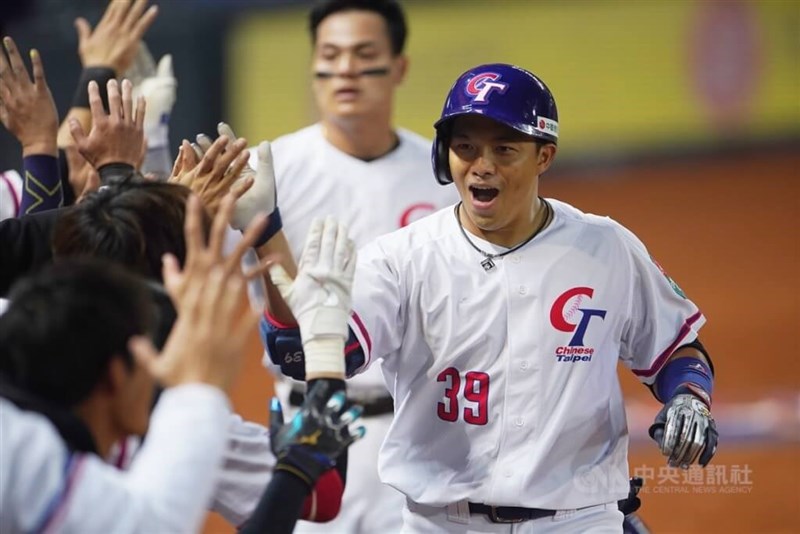 初戦の対パナマ戦で大幅にリードされる中、七回に2点本塁打を放ち2打点を挙げ、士気を高める西武の呉念庭。仲間たちとハイタッチ＝台中インターコンチネンタル野球場で2023年3月8日、中央社記者徐肇昌撮影