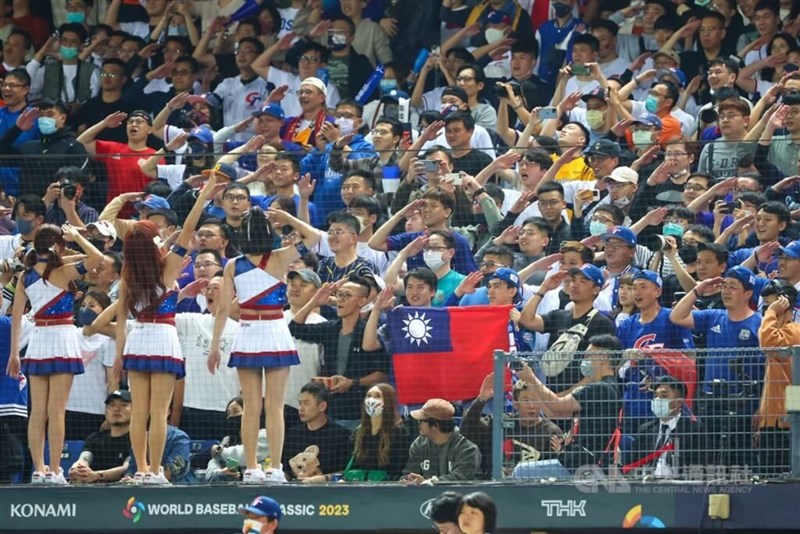 5点を追う六回、張育成の2点本塁打で7ー7となりイタリアに追いついた。張に敬意を示すファンやチアリーダーたち＝台中インターコンチネンタル野球場で2023年3月10日、中央社記者王騰毅撮影