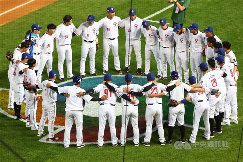 イタリアとの対戦前、円陣を組み、気合を入れる台湾代表＝台中インターコンチネンタル野球場で2023年3月10日、中央社記者徐肇昌撮影