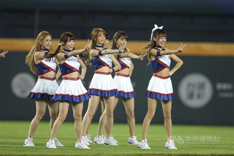 海外メディアからも注目を集めた台湾のチアリーダー。一番右は日本でも人気の高いリンシャン＝台中インターコンチネンタル野球場で2023年3月10日、中央社記者徐肇昌撮影