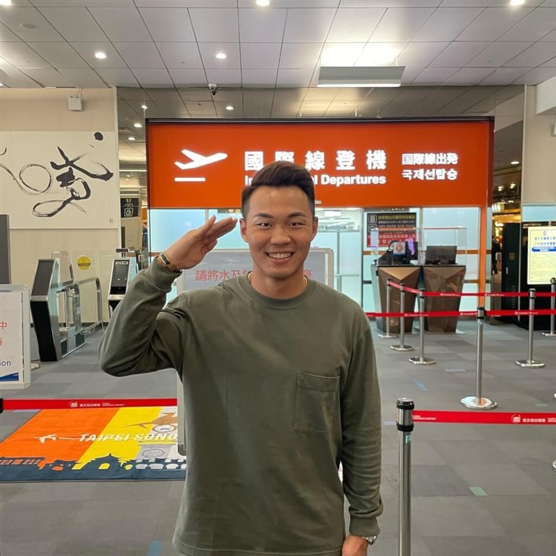 台北松山空港国際線出発口で「敬礼」ポーズをとる王柏融(本人インスタグラム@wangpojungより)