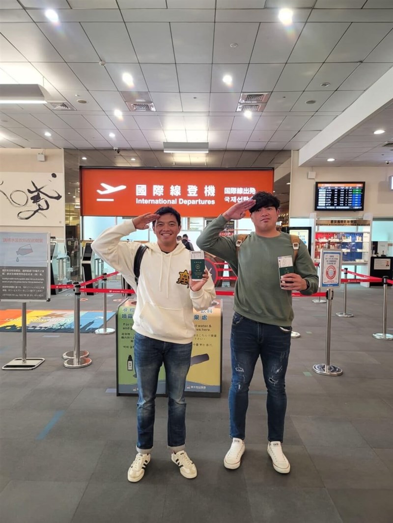 台北松山空港の国際線出発口で「敬礼」ポーズをとる（左から）呉念庭、宋家豪（TeamBros提供）
