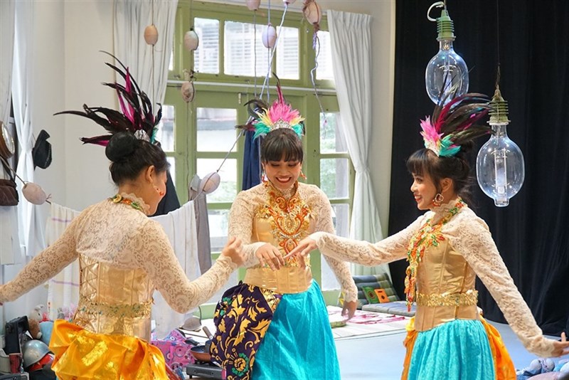 インドネシア出身者で結成された舞踊グループ（木馬文化提供）