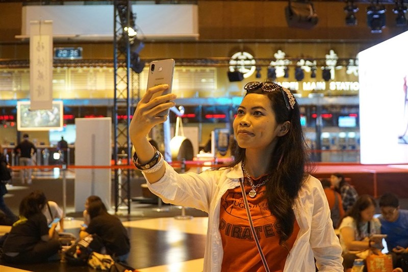 台北駅でライブ配信をする女性（木馬文化提供）