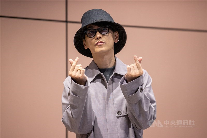 メディアの写真撮影に応じる俳優の佐藤健＝桃園国際空港で2023年3月27日、中央社記者呉睿騏撮影