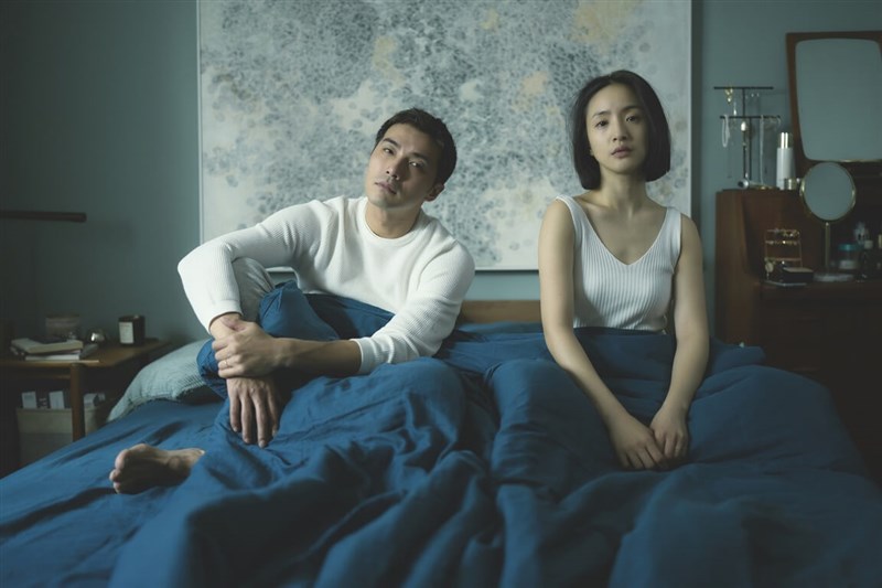 台湾ドラマ「不夠善良的我們」で髪をバッサリ切った姿を披露しているアリエル・リン（右）と相手役のマイク・ハー（賀軍翔）＝公共テレビ、MyVideo提供