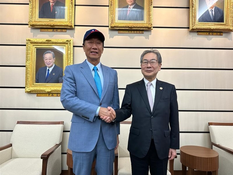 経団連の久保田政一副会長（右）と握手をする郭台銘氏（facebook.com/TerryGou1018から）