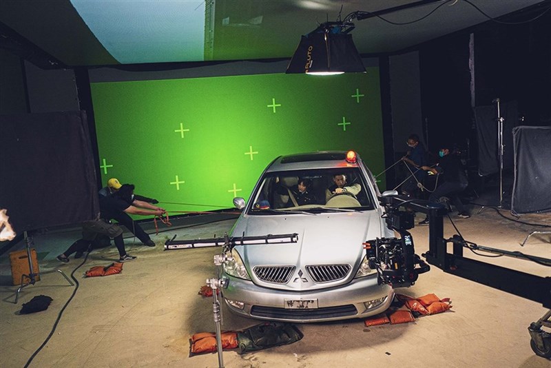 カーチェイスシーンの撮影風景=金盞花大影業提供