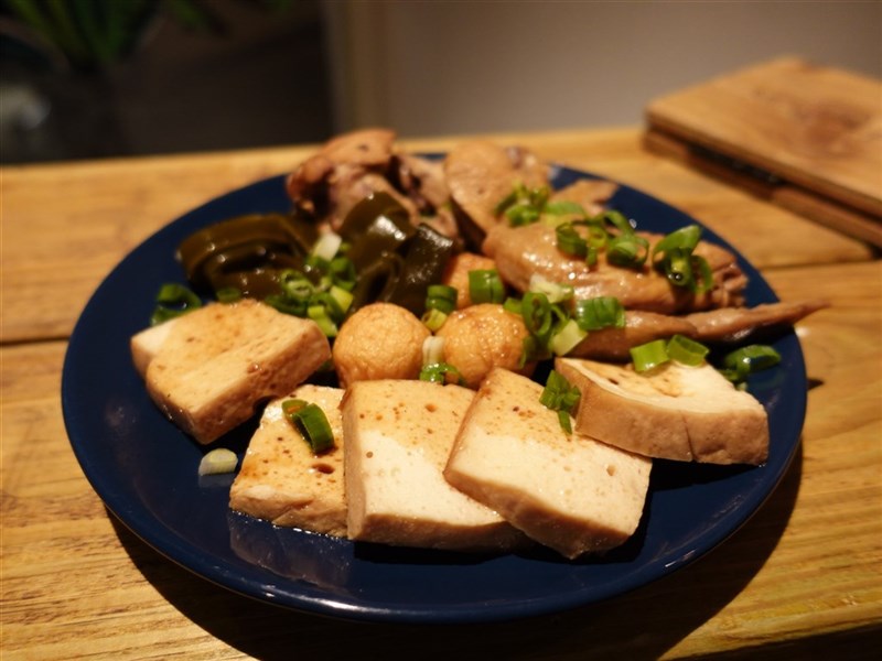 あらかじめよく煮込まれた状態の滷味。ネギやタレがかかっています