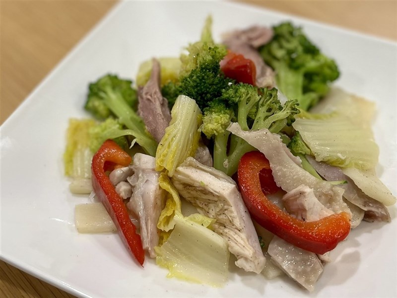 鹹水鶏。カラフルな野菜を加えると、彩りもきれいな一品に。