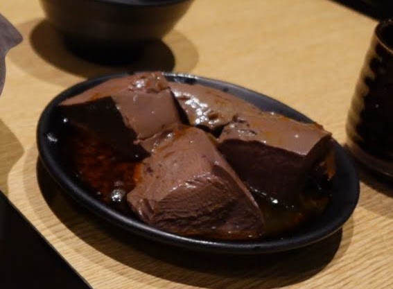 麻辣鴨血。写真は鍋の具材として提供されたもの