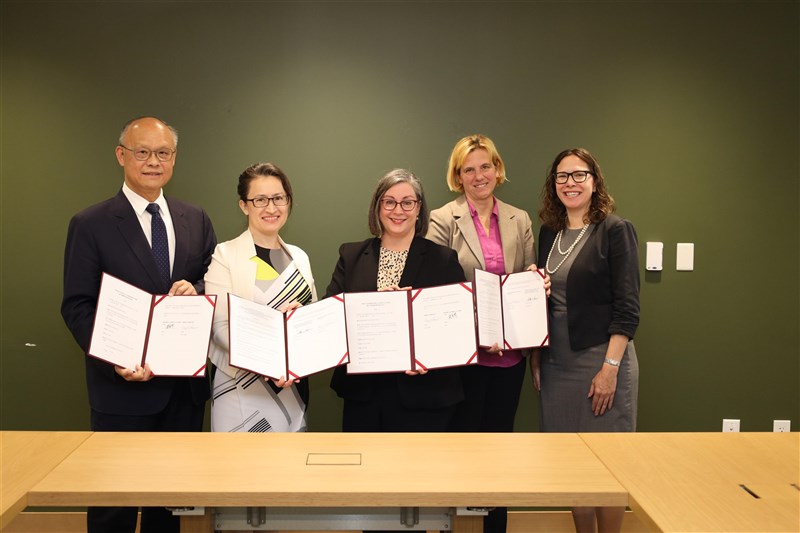 台米の貿易協議、第1段階の協定に署名 台湾（行政院貿易交渉オフィス提供）