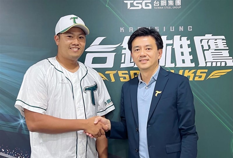 台鋼ホークスの劉東洋GM（右）と握手を交わす福永春吾（球団提供）