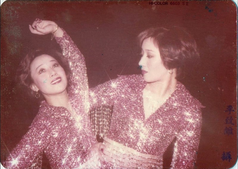 1977年、藍宝石でパフォーマンスを披露する歌手のツァオ・ジンリン(曹金鈴)=高雄流行音楽センター提供