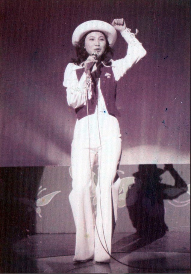 「帽子の歌姫」として知られたホアン・フェイフェイ(鳳飛飛)も1977年、藍宝石で歌声を披露した(高雄流行音楽センター提供)