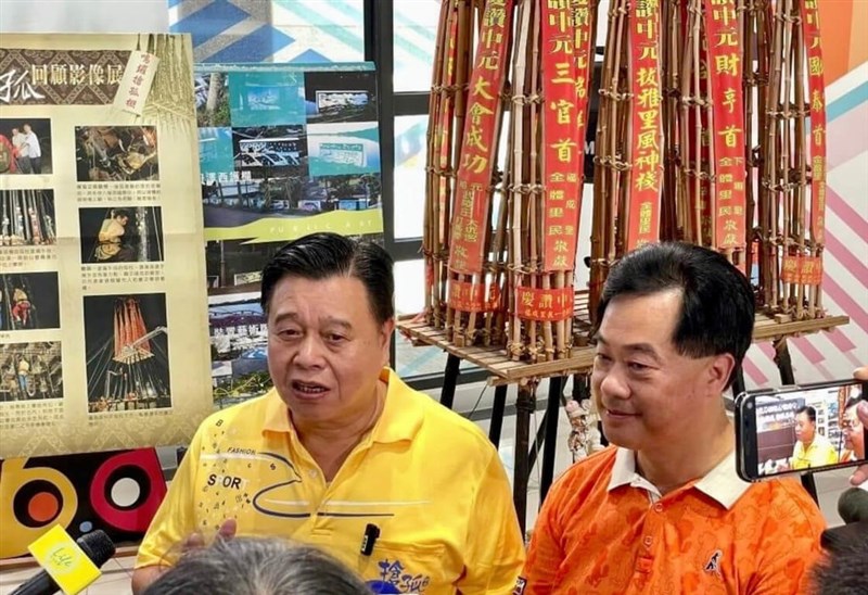 伝統行事「搶孤」の開催を発表する中元祭典協会の楊碧村理事長(左)＝頭城鎮公所提供
