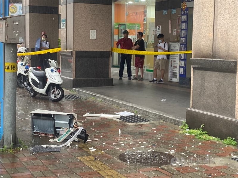 ビルの17階から落ちたクーラー