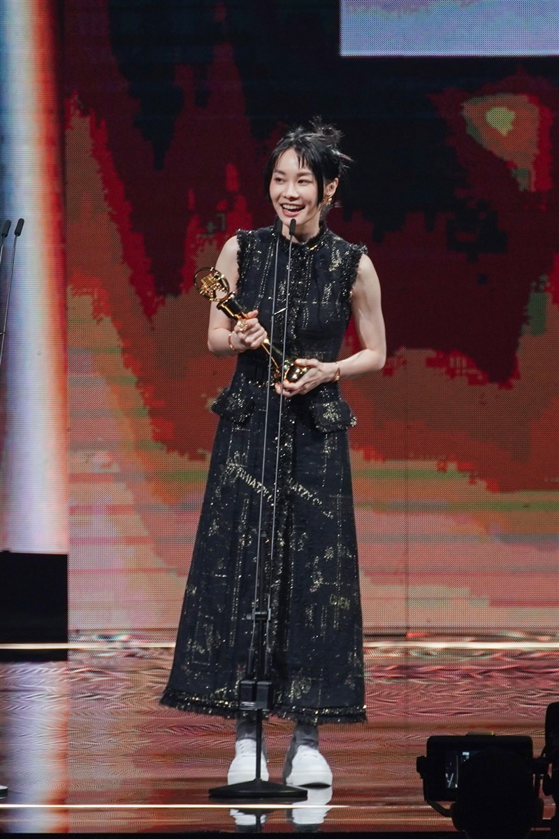 台湾語アルバム賞を受賞し、壇上でスピーチするイーノ・チェン(台湾テレビ提供)