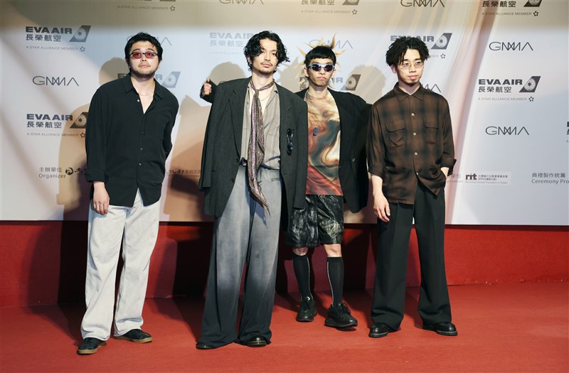 レッドカーペットで写真撮影に応じるKing Gnu=中央社記者張新偉撮影