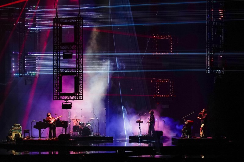 ライブパフォーマンスを披露するKing Gnu(台湾テレビ提供)