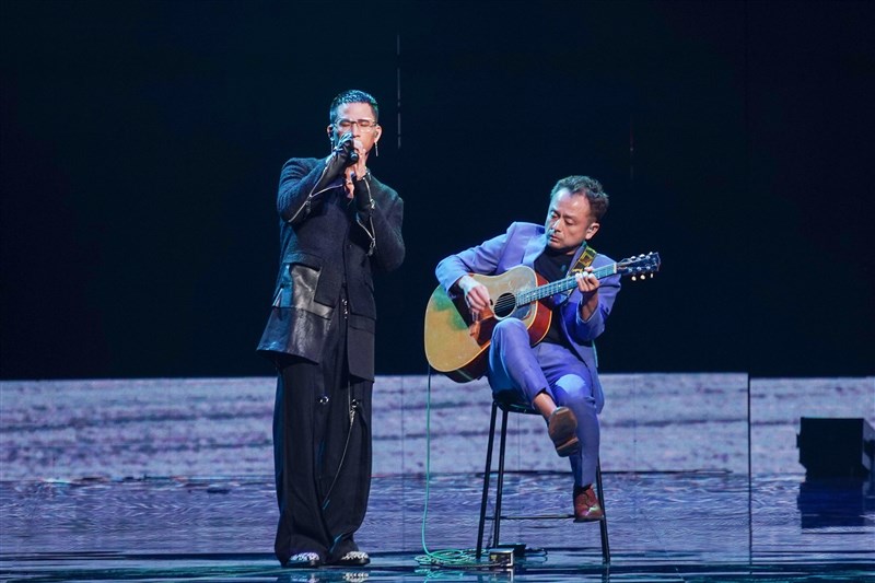 パフォーマンスを披露する黄奇斌(左)と大竹研(右)