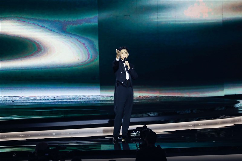 オープニングのパフォーマンスを行うウェイ・リーアン(台湾テレビ提供)