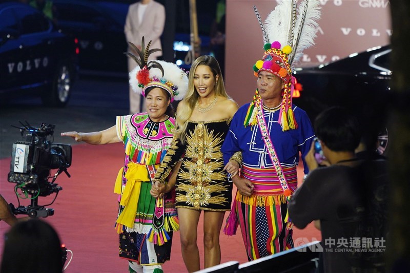 両親と共にレッドカーペットを歩くA-Lin(中央)=中央社記者徐肇昌撮影