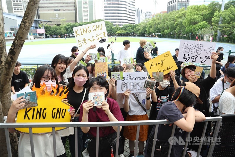 レッドカーペットの沿道には多くのKing Gnuファンが駆けつけた=中央社記者張新偉撮影