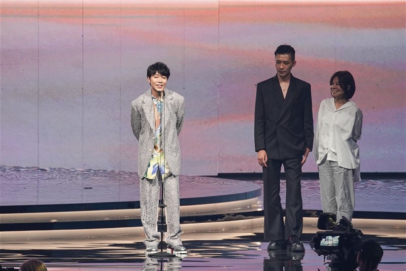 年間アルバム賞を受賞し、スピーチするウー・チンフォン(台湾テレビ提供)