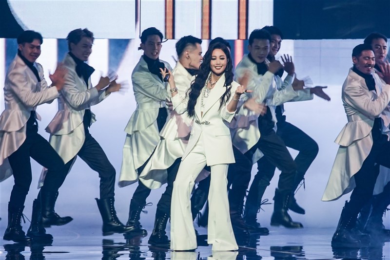 迫力あるパフォーマンスを披露するA-LIn(台湾テレビ提供)