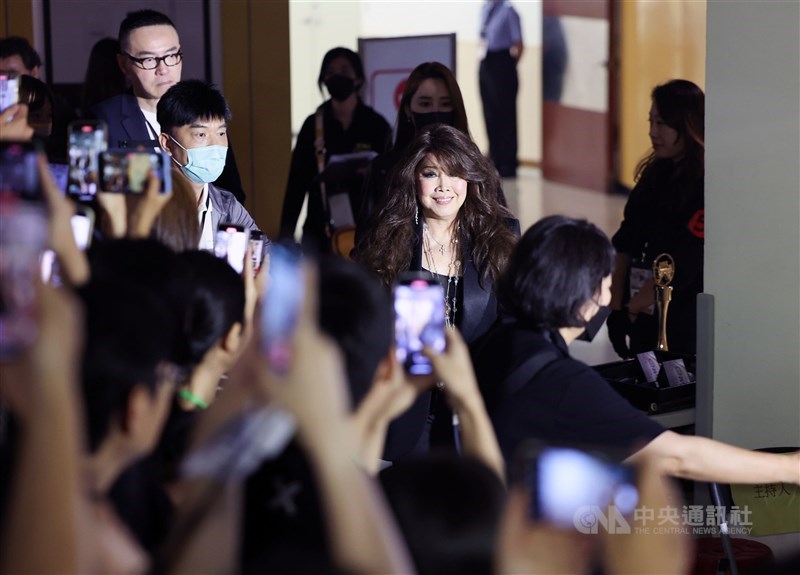 メディアからも大きな注目を浴びた欧陽菲菲。プレスルームに姿を見せると、一斉にカメラを向けられた=中央社記者趙世勳撮影
