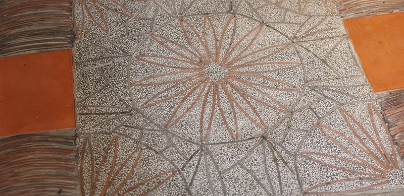 床に埋め込まれた古い瓦