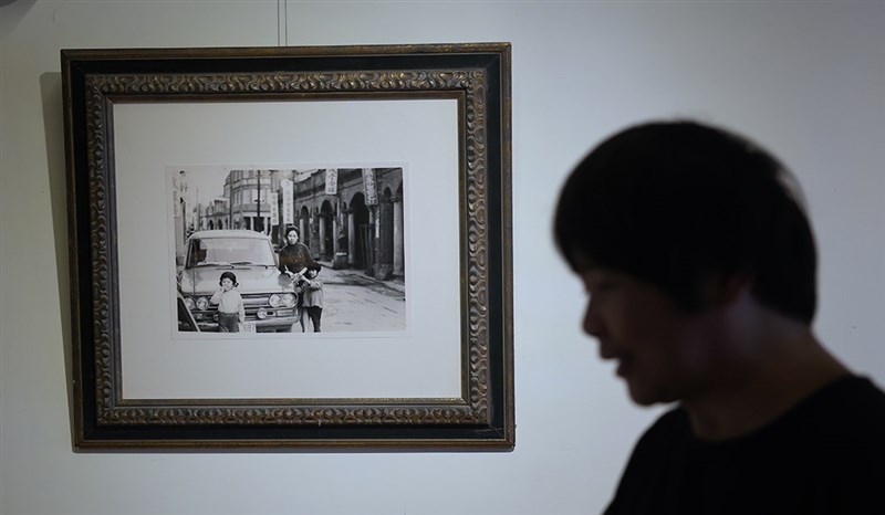 写真には古さんの母親と妹が写っている。