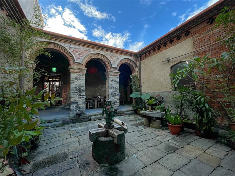 何層にも入り組んだ室内の隅々には空気が行き渡り、エアコンがなくても快適。