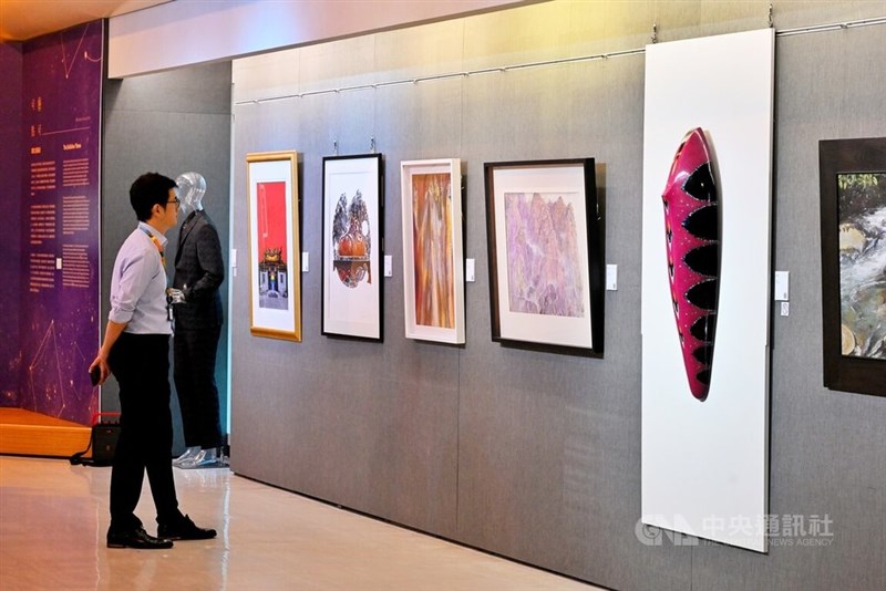 桃園国際空港で展示された、地元のアーティストらの作品（9月6日、呉睿騏撮影）