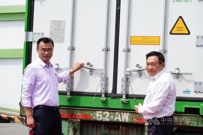 フィリピンに輸出される台湾産生鮮豚肉の出発式に出席した農業部の陳吉仲部長（左）と嘉一香食品の陳国訓董事長