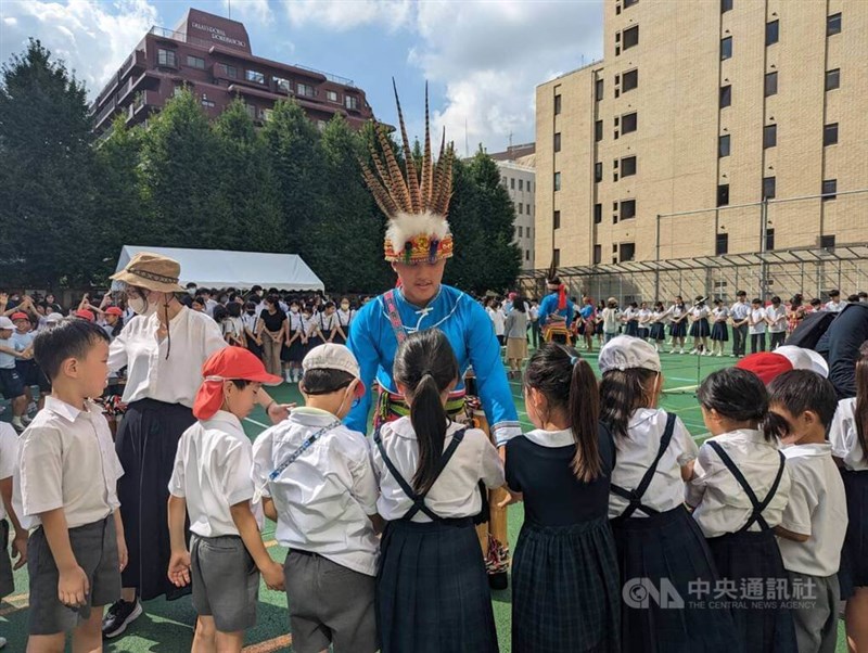 東京中華学校の児童らにアミ族の踊りを教える「AMIS旮亙楽団」のメンバー