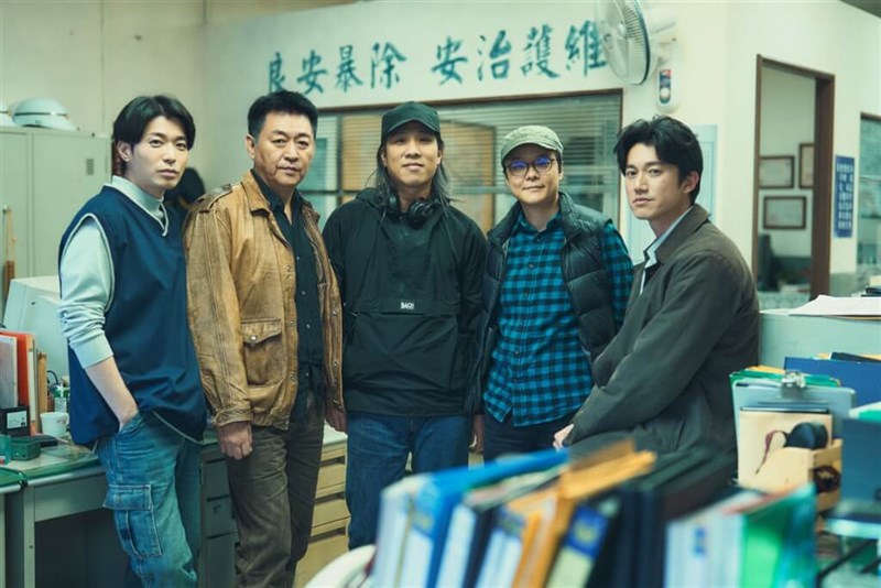 台湾ドラマ「模倣犯」の一部出演者やスタッフ。右端は主演男優賞候補のウー・カンレン（Netflix提供）