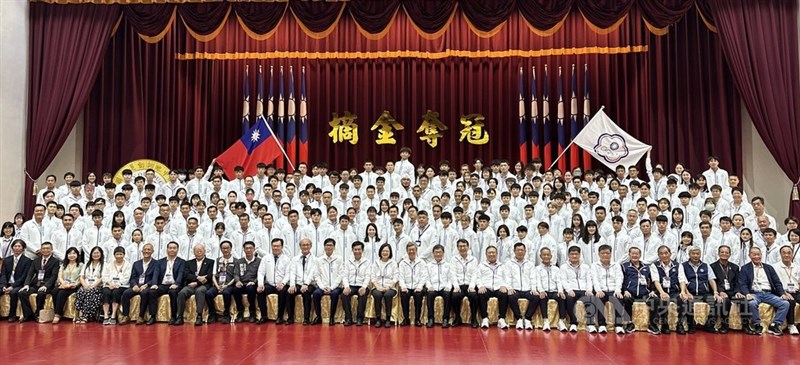台湾選手団と記念撮影する蔡英文総統（手前中央）
