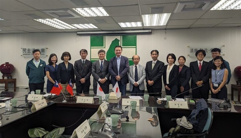 松田康博教授（左から5人目）らと面会する民進党の許立明秘書長（同6人目）＝民進党本部提供