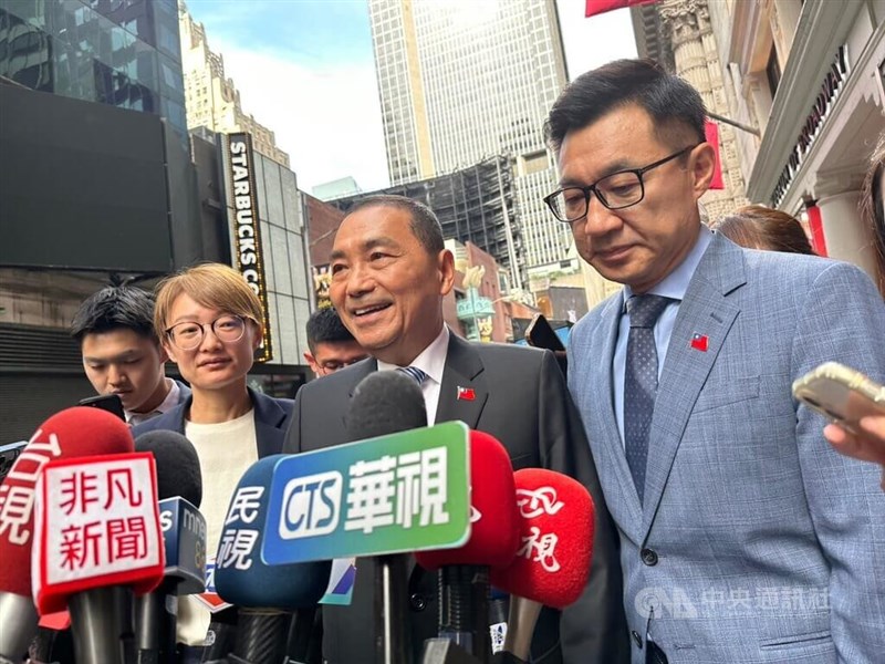 訪問先の米ニューヨークで取材に応じた侯友宜氏（右から2人目）