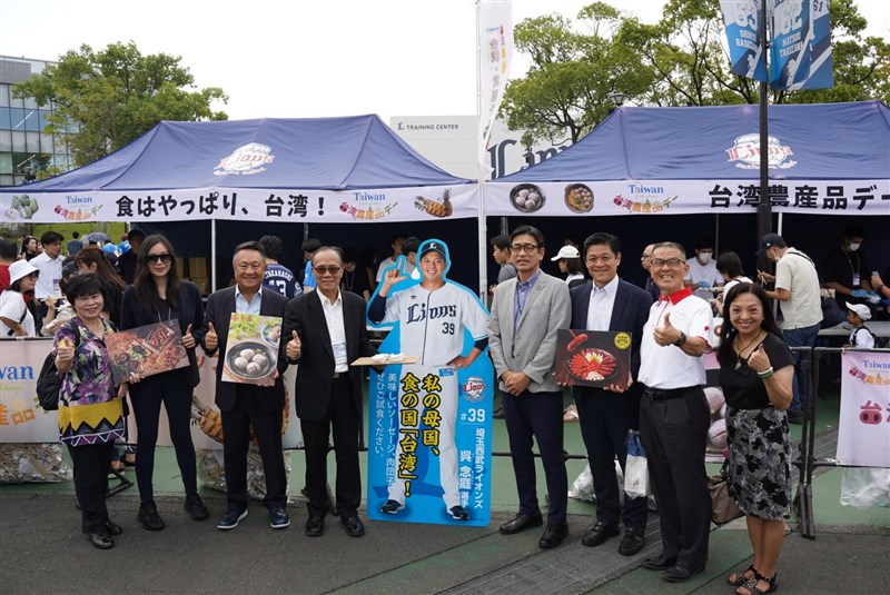 埼玉西武ライオンズ本拠地のベルーナドームで台湾農産品をPRする農業部の陳添寿政務次長(左から4人目)ら＝同部提供