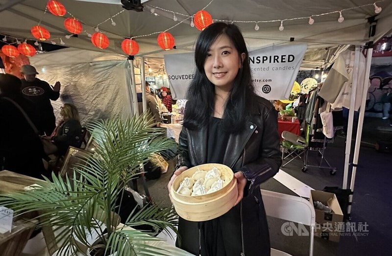 小籠包をかたどったろうそくを手作りした呉依倢さん